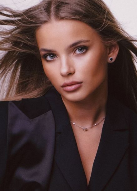 Моноспектакль «Расскажи мне о любви»